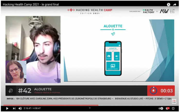 <p><i>Violaine en duo avec Clément, étudiant développeur, lors de leur présentation.</i></p>
