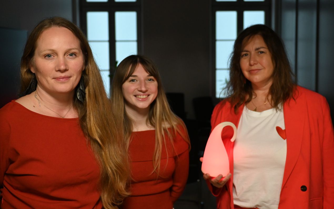 Domitille Boudard, cofondatrice, Eléna Litschgy, chargée de communication et Daniella Verra, cofondatrice, ont lancé les ventes de la lampe ByeBlues