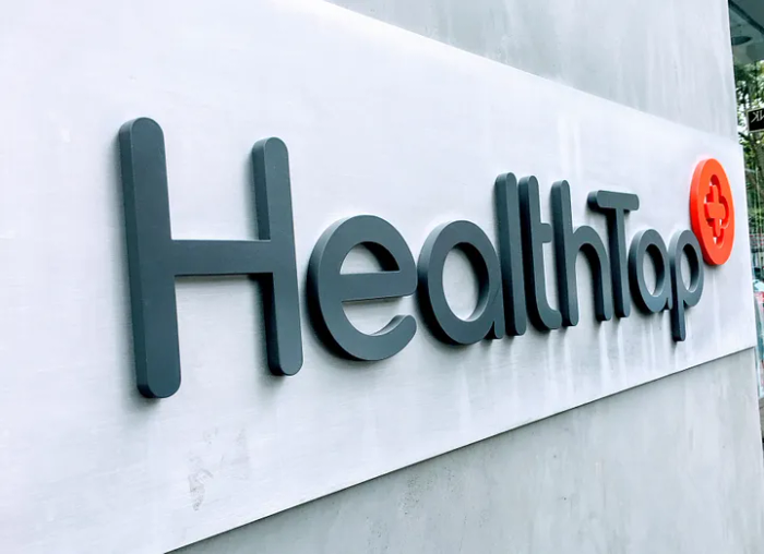 <p>HealthTap logo sur University Ave.</p>